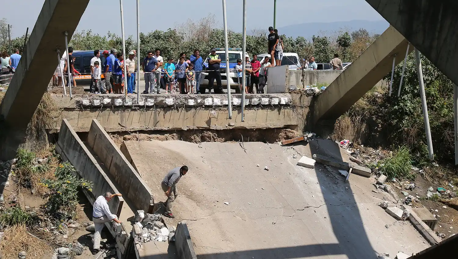 El puente del barrio Manantial Sur quedó reducido a escombros.