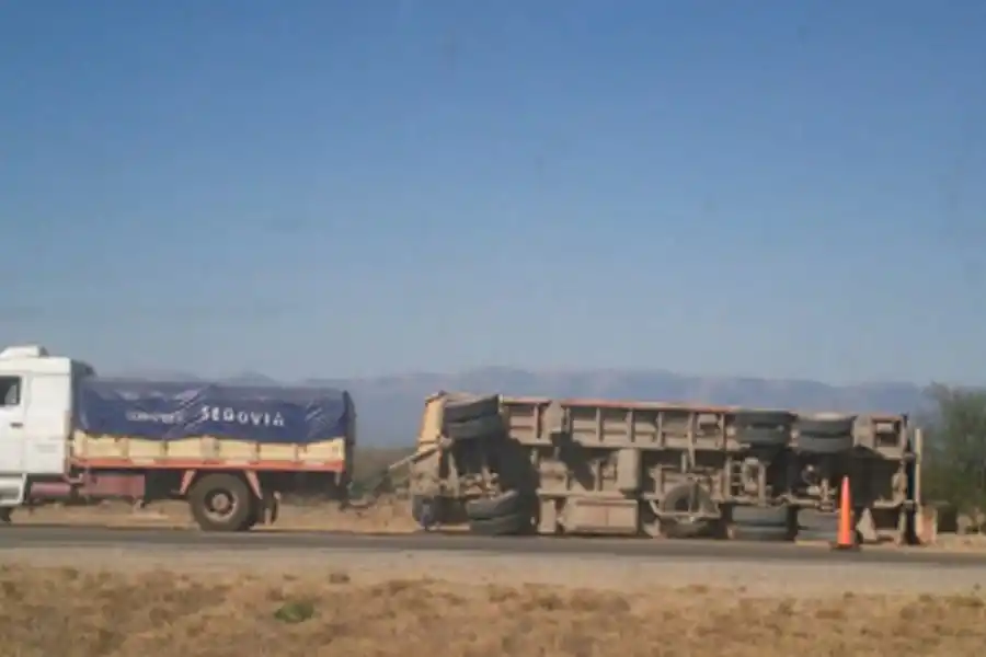 Murió un motociclista tras chocar contra un camión en la ruta 9