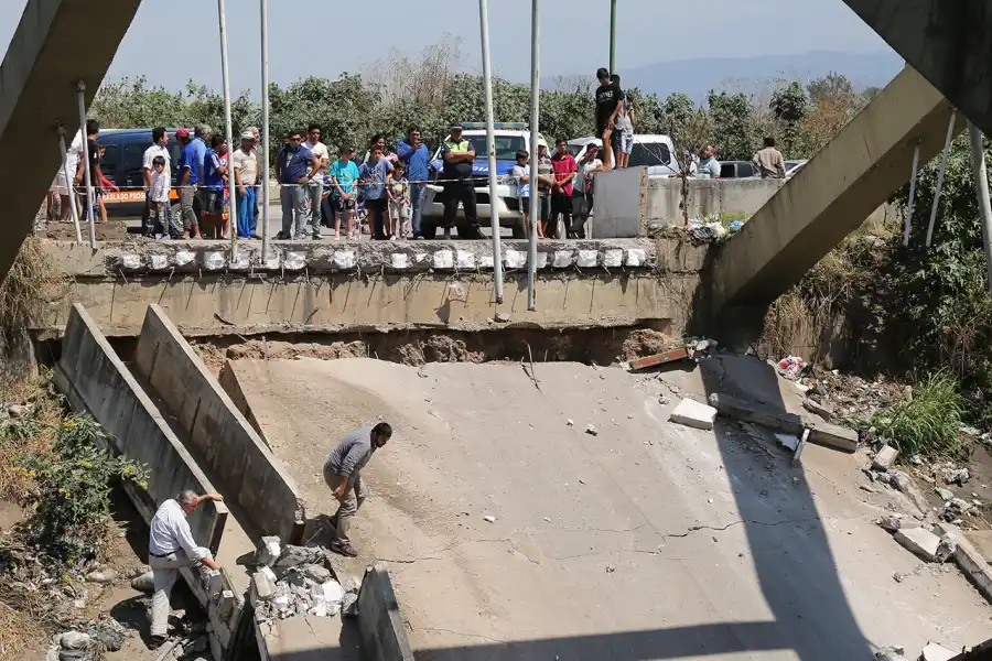 El puente del barrio Manantial Sur quedó reducido a escombros.