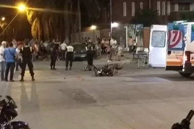 Un violento choque entre una moto y un auto dejó un muerto y dos heridos en avenida Belgrano