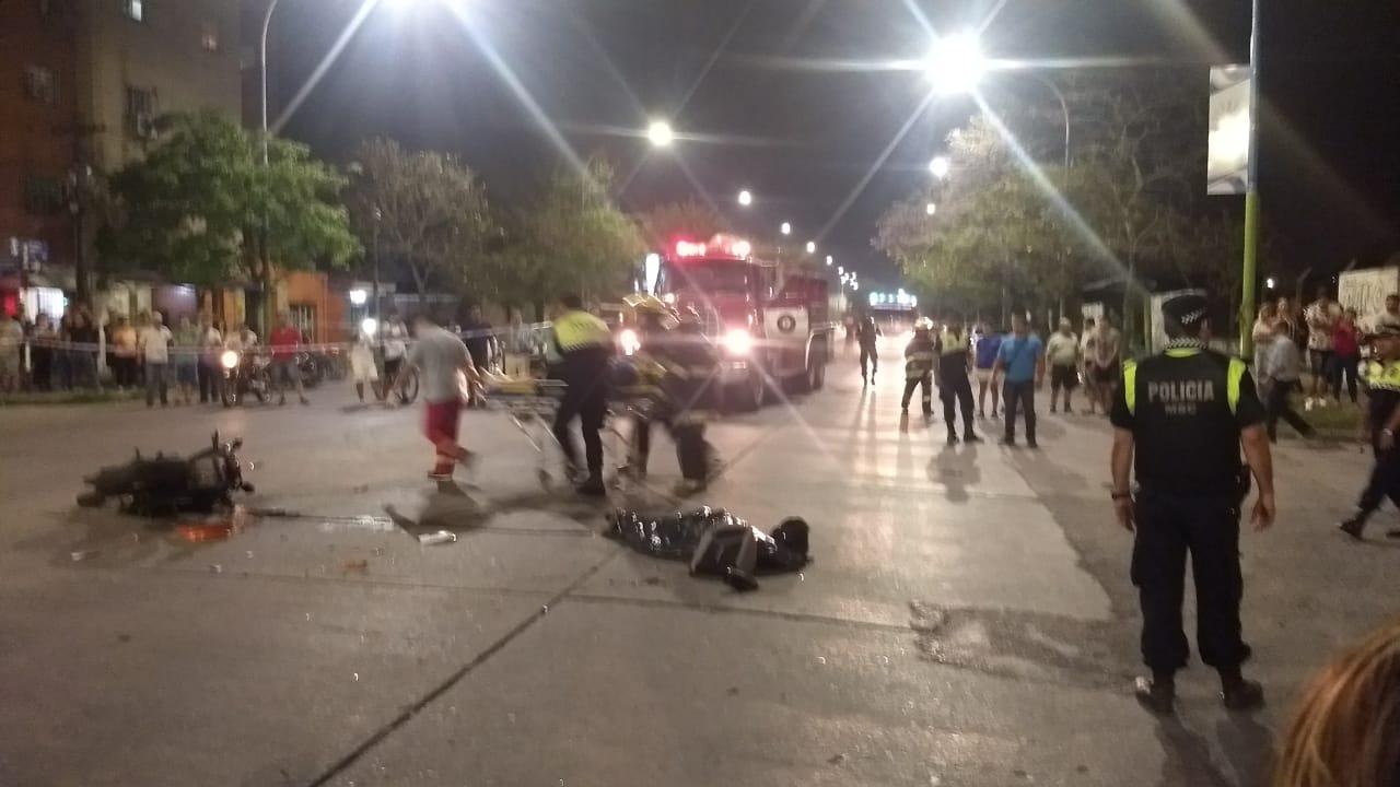 Un violento choque entre una moto y un auto dejó un muerto y dos heridos en avenida Belgrano
