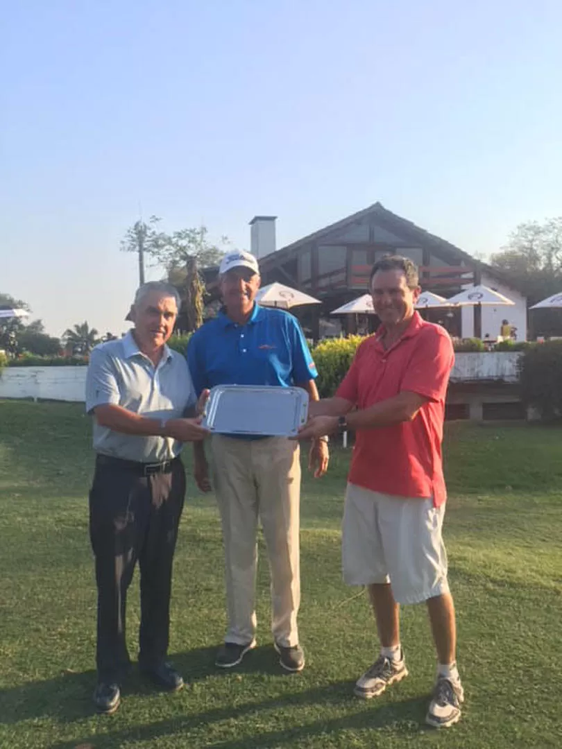 LOS MEJORES. Lucas Zavaleta les entrega una bandeja a Carbonetti y Monasterio. prensa jockey club 