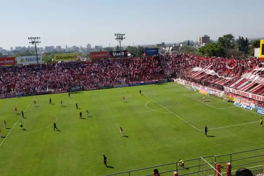 DESDE TEMPRANO. Los hinchas de San Martín colmaron La Ciudadela para alentar ante Argentinos.