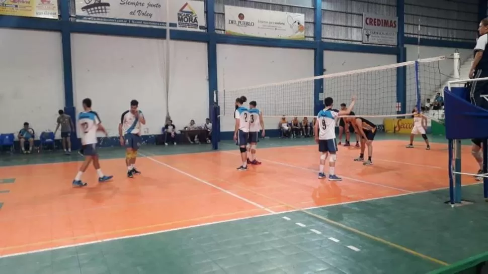 DURO. Tucumán de Gimnasia cedió un set ante los santiagueños.  