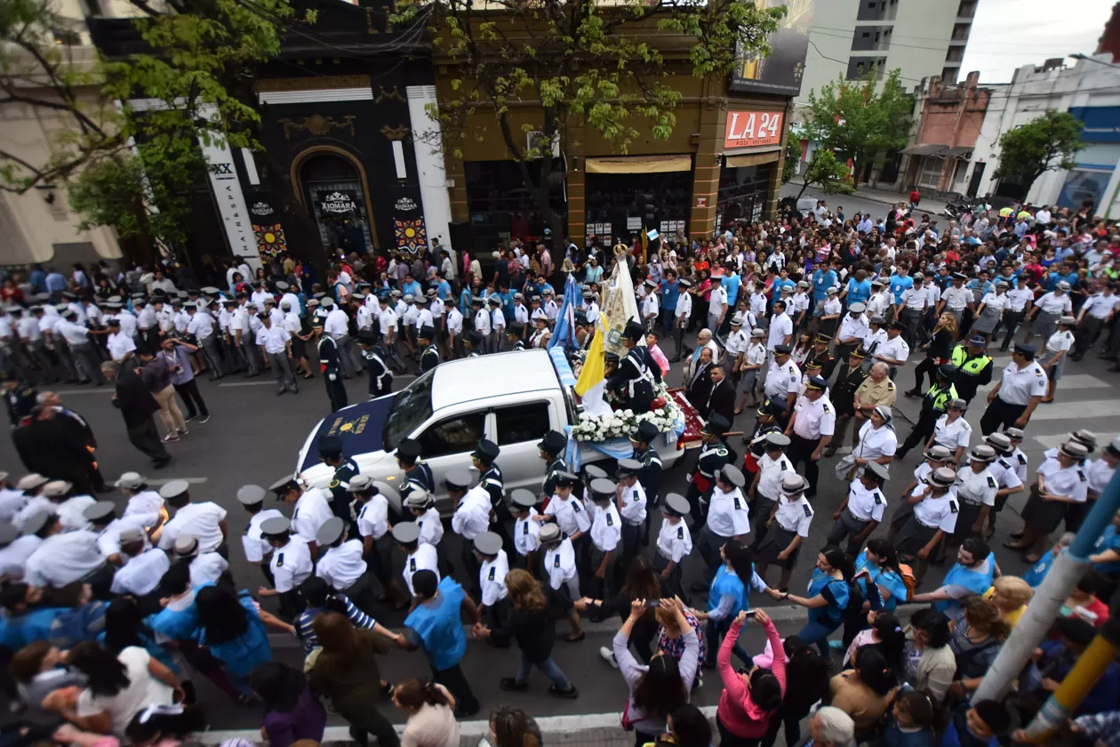 PROCESIÓN. Miles de tucumanos acompañaron a la imagen de la Virgen de la Merced.