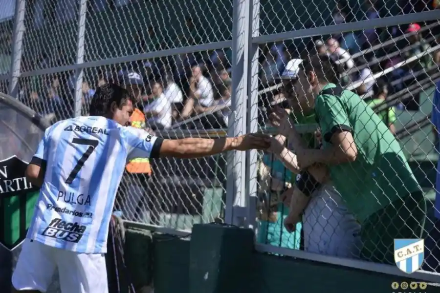 FELICIDAD. El plantel posa en la pista del aeropuerto en San Juan, con el avión que los trajo de regreso a Tucumán, tras la victoria. 