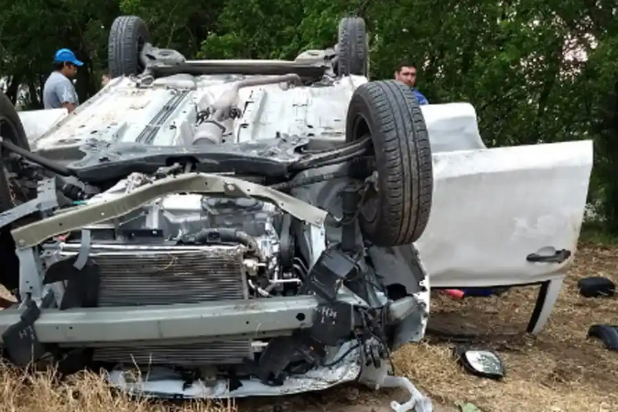 Dos jóvenes jujeños que volvían a su provincia se accidentaron en la ruta 9