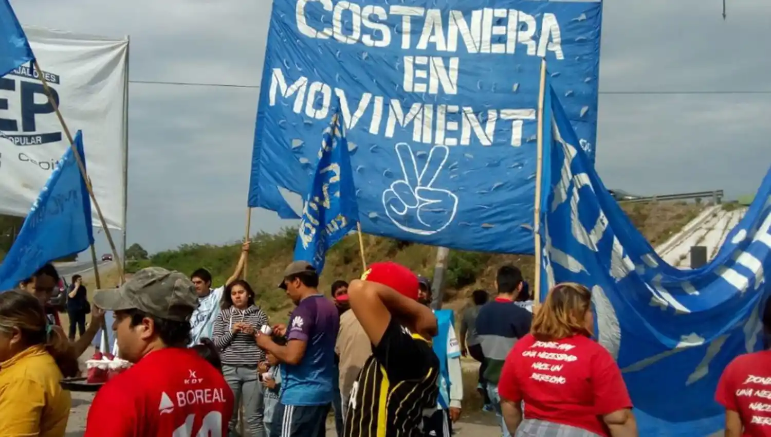 LOS CORTES. Manifestantes de ATE se apostaron en diferentes puntos de la capital, Yerba Buena y el interior de la provincia.