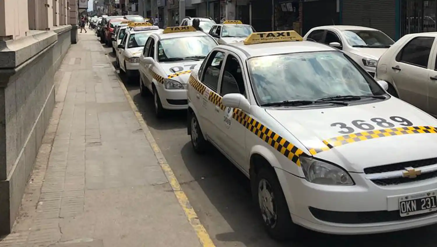 CALLES VACÍAS. El paro de colectivos impidió el normal funcionamiento de la ciudad.