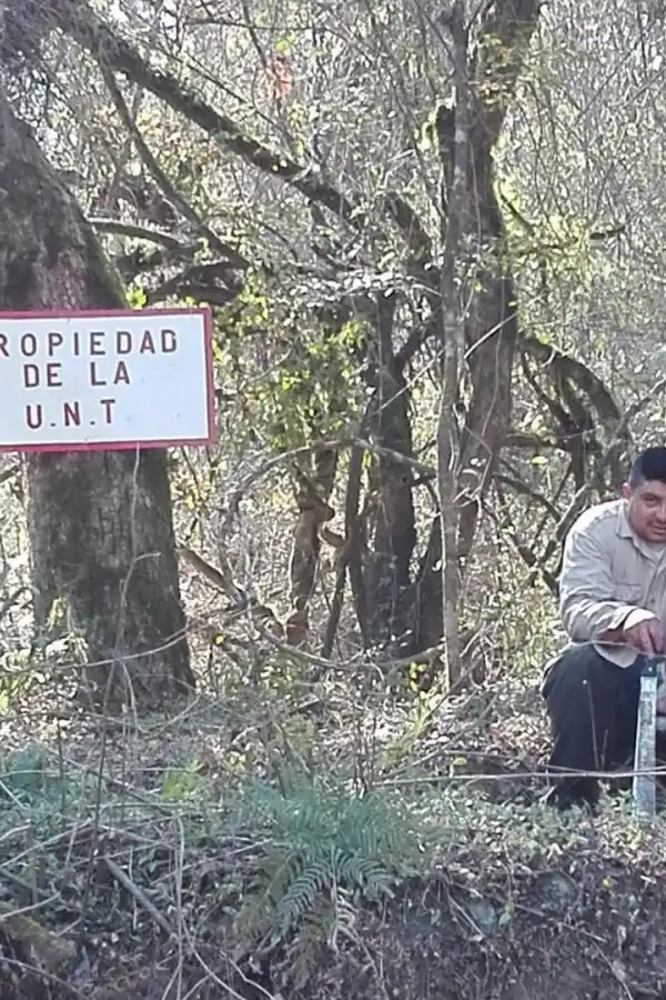 EN LA CASCADA. La UNT colocó un cartel de propiedad. 