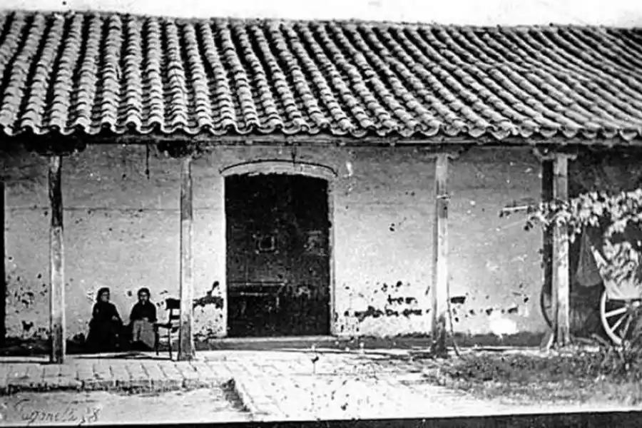 PATIO INTERIOR. Esta foto, junto con la recordada del frente, de Paganelli, fuer clave para el proceso de reconstrucción del histórico solar.