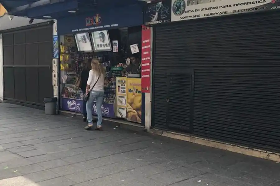 CALLES VACÍAS. El paro de colectivos impidió el normal funcionamiento de la ciudad.