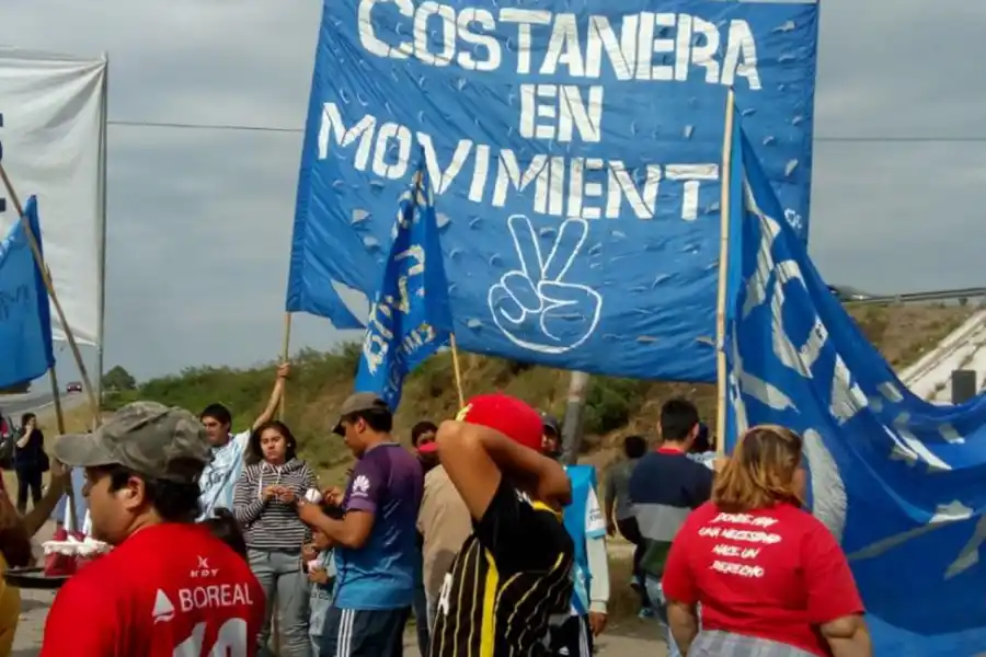 LOS CORTES. Manifestantes de ATE se apostaron en diferentes puntos de la capital, Yerba Buena y el interior de la provincia.