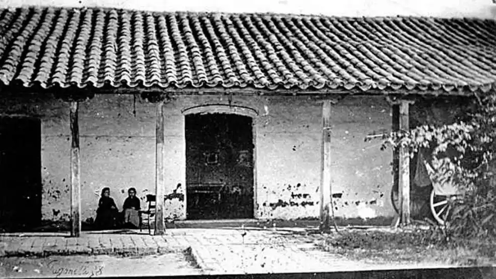 PATIO INTERIOR. Esta foto, junto con la recordada del frente, de Paganelli, fuer clave para el proceso de reconstrucción del histórico solar.