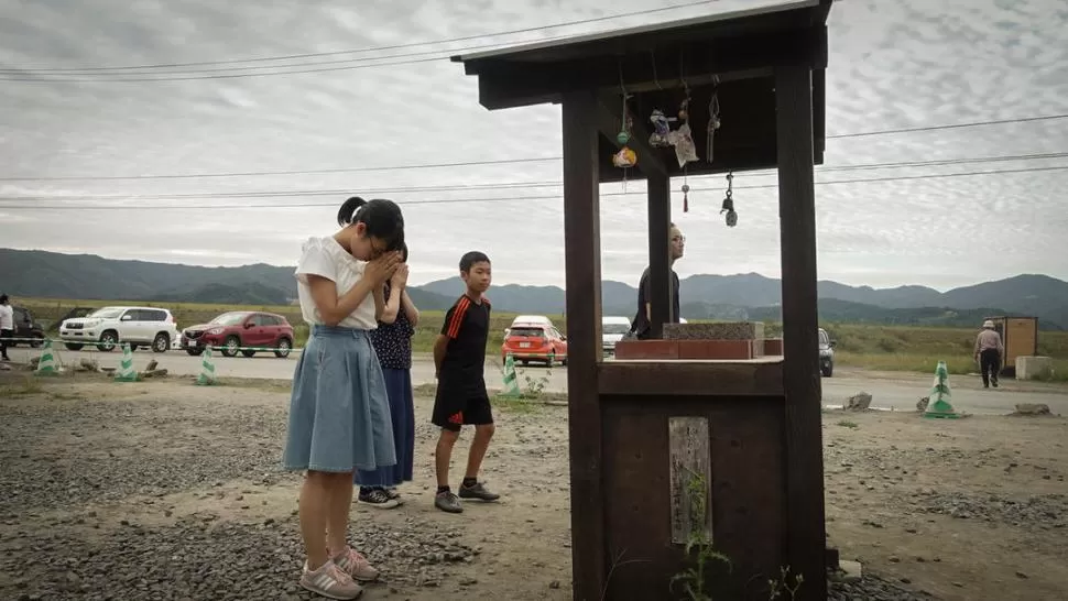 ORACIONES Y HOMENAJES. La escena transcurre en el patio de la escuela elemental de Okawa, donde 170 niños perdieron la vida en pocos segundos. 