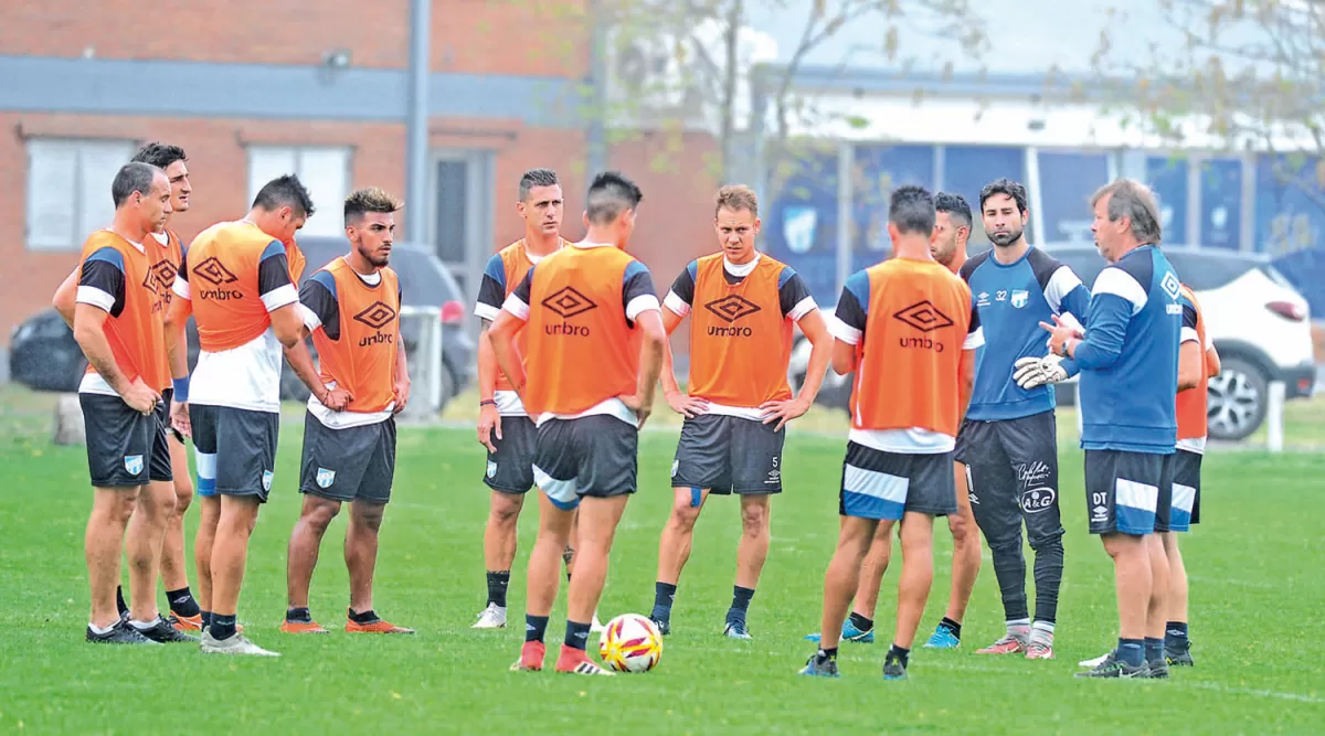 CHARLA. Zielinski reunió durante el ensayo a los 11 futbolistas que jugarán contra San Lorenzo.