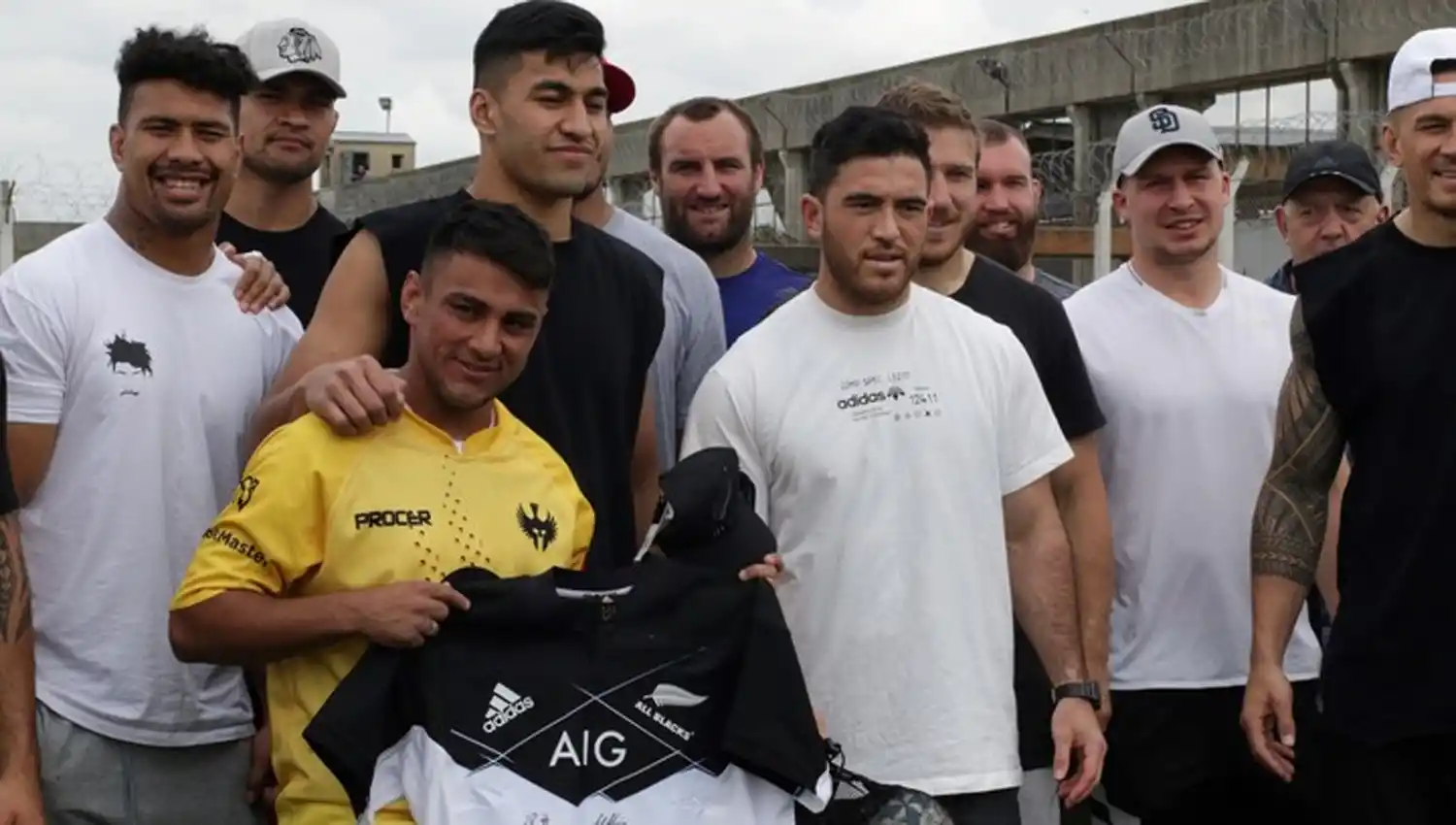 INTERCAMBIO. Los All Blacks y Los Espartanos intercambiaron camisetas y regalos.