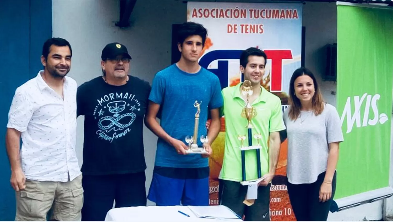 Rodrigo Femayor, campeón de Primera categoría, con los dirigentes de la ATT