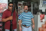 Un comerciante atiende armado para espantar a los asaltantes