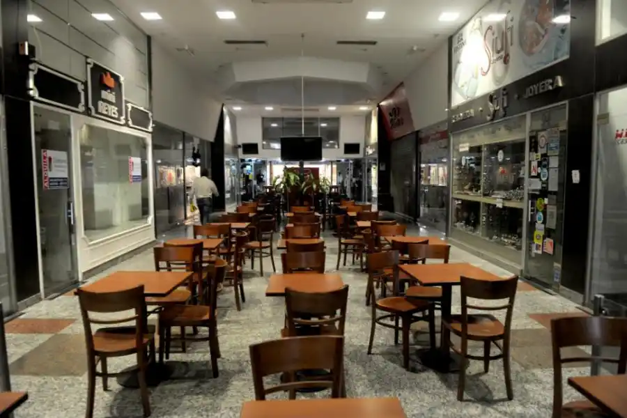 MOVIMIENTO ESCASO. Algunos locales comerciales levantaron sus persianas a pesar de la protesta nacional, pero no tuvieron suerte con las ventas. 