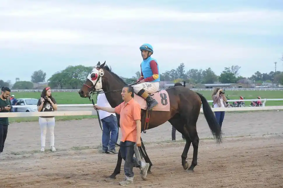 La jocketa Florencia Giménez fue ovacionada por el público luego de recibir la Copa por ganar la Carrera de las Estrellas. 