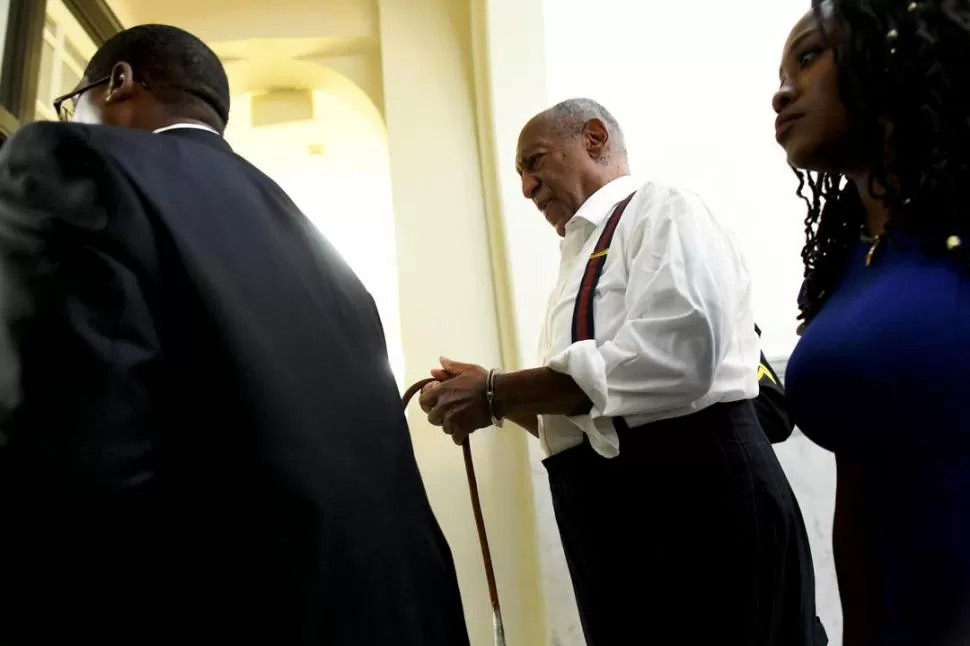ESPOSADO. Bill Cosby se retira detenido de los tribunales de Montgomery.  Reuters.-