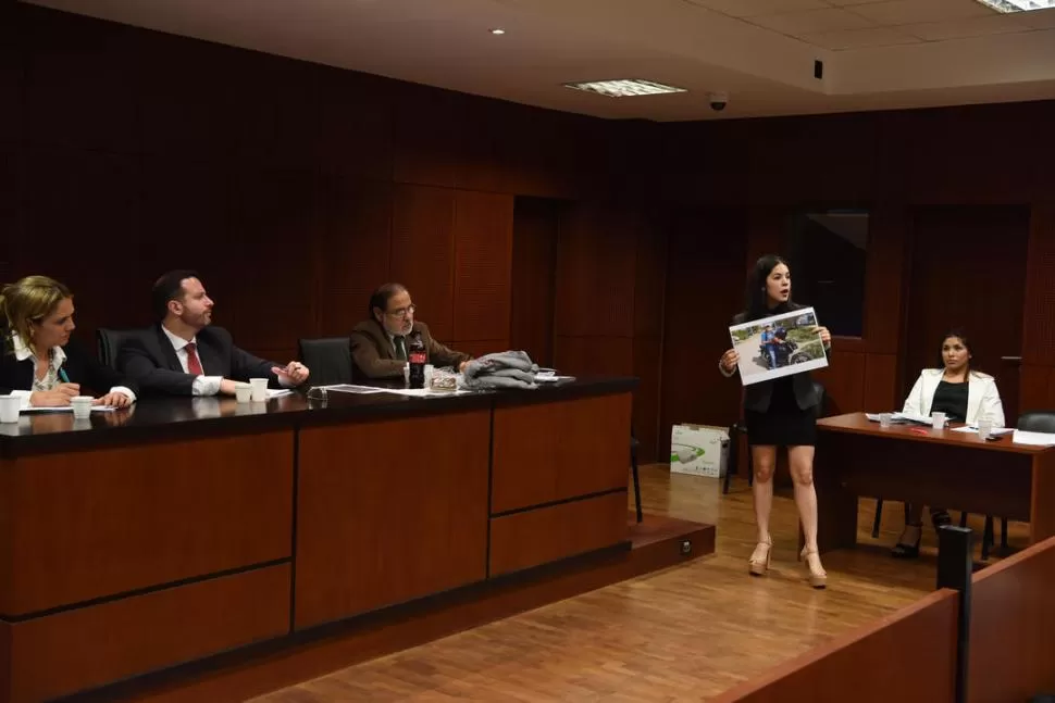 “ALEGATO”. Una alumna cierra la acusación ante el “juez” Bertini, y los evaluadores Lucero y Roldán Vázquez.  LA GACETA / FOTO DE DIEGO ARAOZ.-