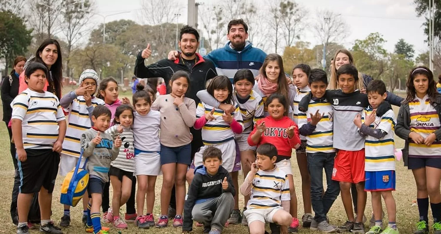 LISTOS. Los chicos y los profes de Un pase a la gloria están listos para la Maratón.