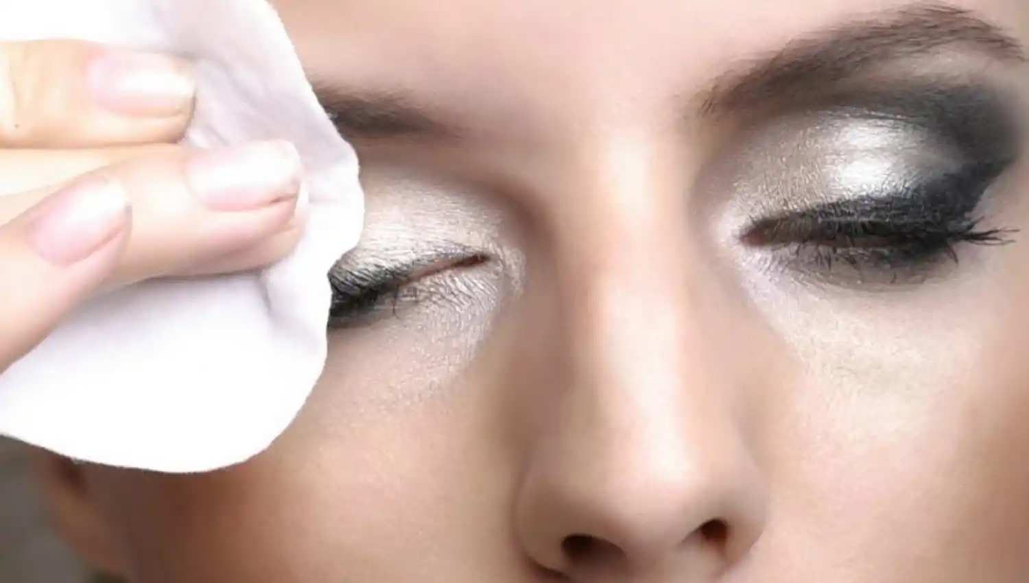 CUIDADOS NOCTURNOS. Desmaquillarse es muy importante para no tapar los poros.