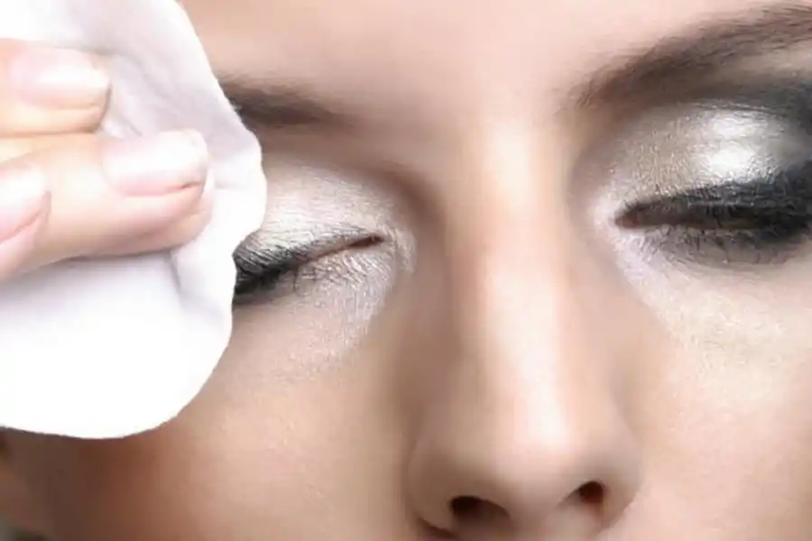 CUIDADOS NOCTURNOS. Desmaquillarse es muy importante para no tapar los poros.