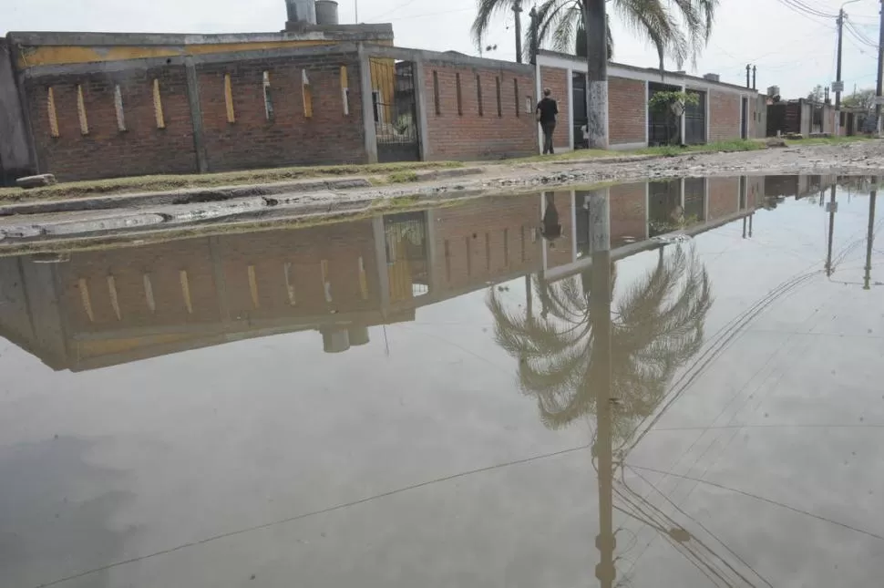 PAISAJE COMÚN. Esta es una de las ocho esquinas inundadas de la calle Warnes, del barrio SEOC III. LA GACETA / FOTO DE ANTONIO FERRONI