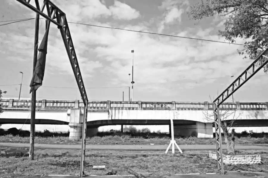 NUEVO LUGAR. La caballeriza se hará debajo del puente Lucas Córdoba (lo que se ve en la foto) y en el resto se instalará la dependencia policial. 