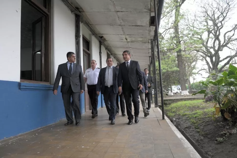 ESCOLTADO. Daniel Posse es acompañado por el ministro Claudio Maley y por el jefe de Policía, José Díaz. LA GACETA / FOTO DE FRANCO VERA.-
