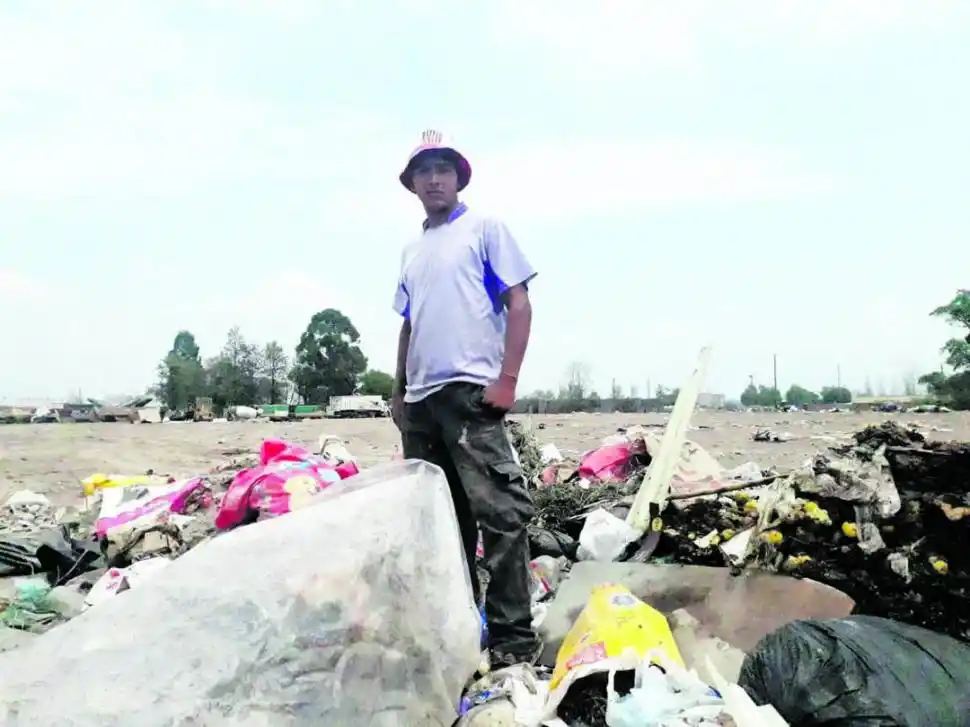 HAMBRE. Johnatan sueña con que sus hermanos no busquen en la basura. 