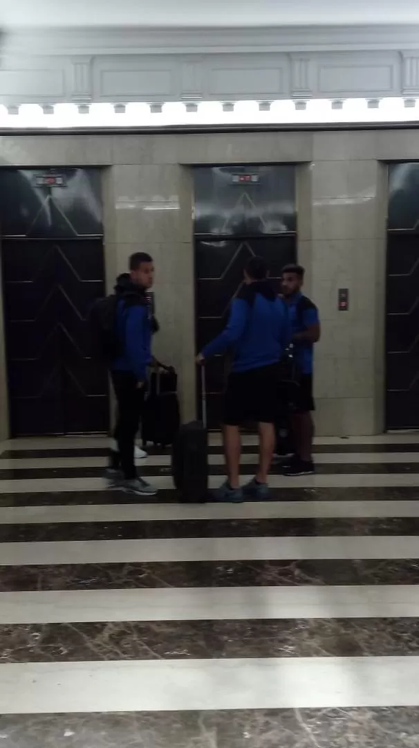 TEMPORAL. Bianchi, Kaprof y Álvarez, en el lobby del hotel en Buenos Aires, esperando conocer la decisión de Ariel Penel. 