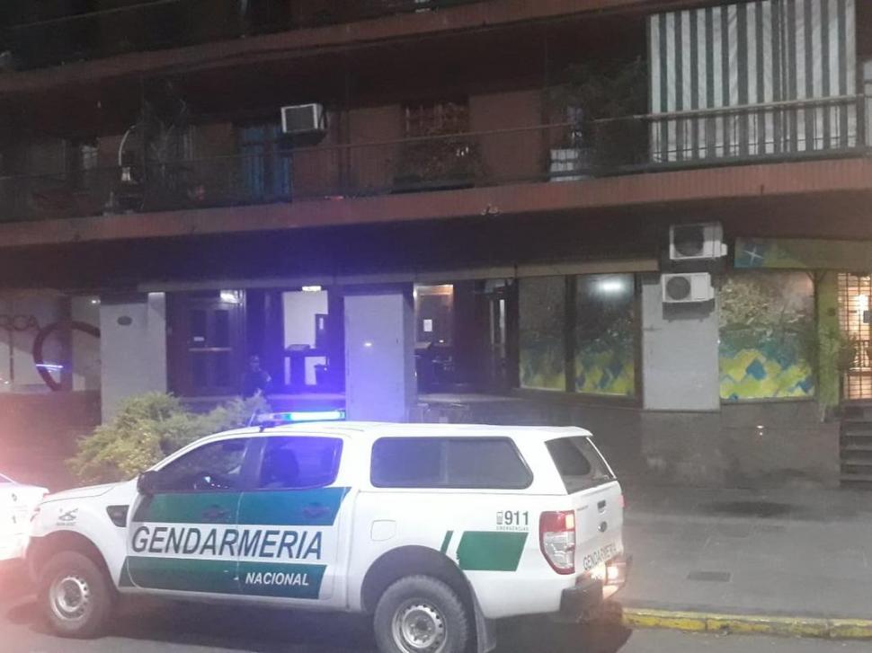 TAREAS. Móviles de Gendarmería llegaron hasta Salta al 700.