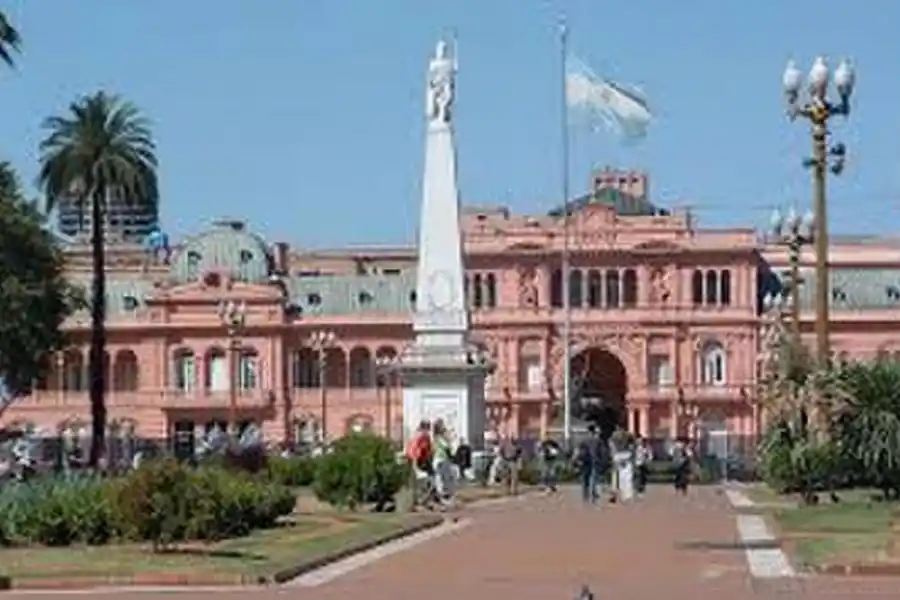 LA CASA ROSADA. Tomó su forma definitiva con la unión de dos edificios, en 1894, en el solar que ocupó el Fuerte.