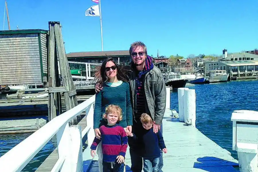 EN FAMILIA. Mariano vive junto a su esposa, Constanza Fuentes, y a sus hijos Lorenzo y Alejo.-