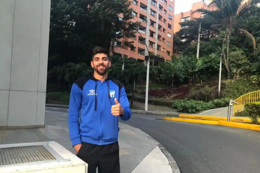 MUCHO VERDE. Los jugadores salen del hotel en Medellín y se dirigen al entrenamiento. La ciudad está encerrada por montañas y todo tipo de flores.