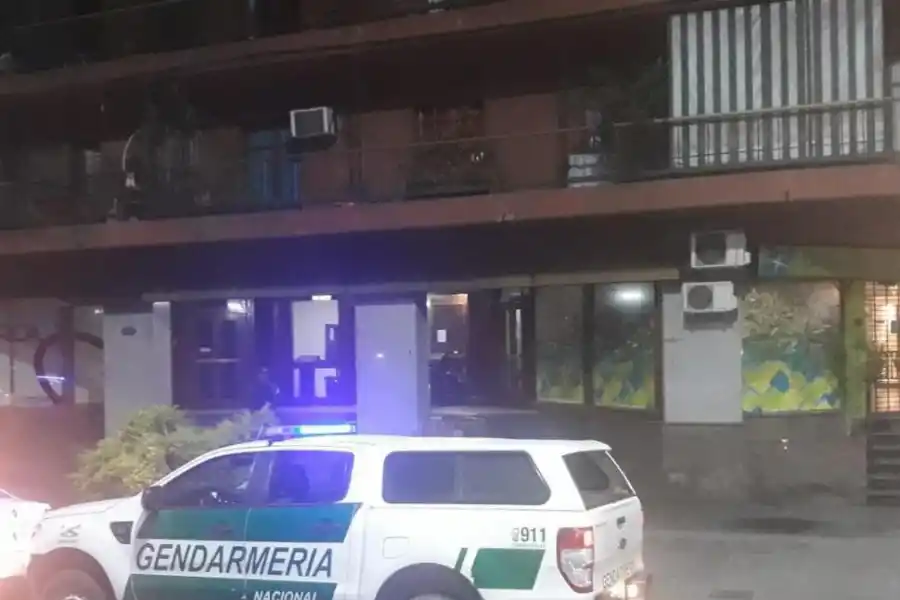 TAREAS. Móviles de Gendarmería llegaron hasta Salta al 700.