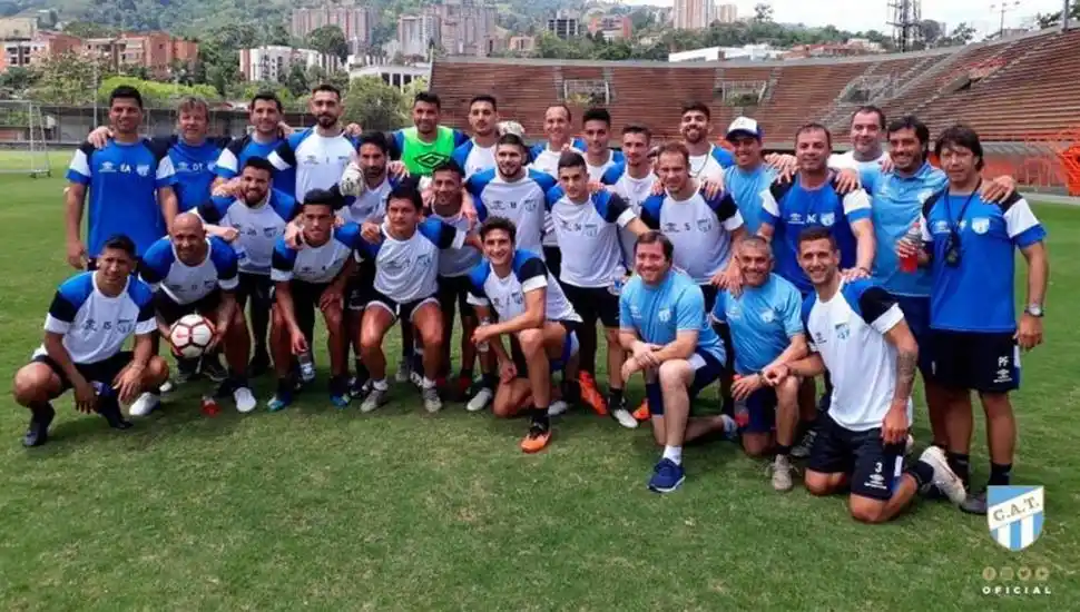 EQUIPO MILAGROSO. El “Decano” se entrenó en cancha de Envigado, el día previo a jugar contra Nacional y a meterse entre los ocho mejores equipos de América. Todos quedaron maravillados con Medellín. 