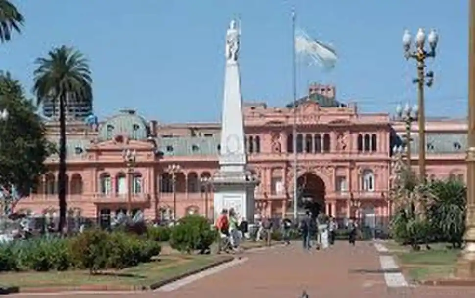 LA CASA ROSADA. Tomó su forma definitiva con la unión de dos edificios, en 1894, en el solar que ocupó el Fuerte.