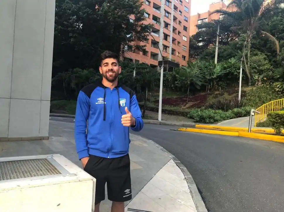 MUCHO VERDE. Los jugadores salen del hotel en Medellín y se dirigen al entrenamiento. La ciudad está encerrada por montañas y todo tipo de flores.