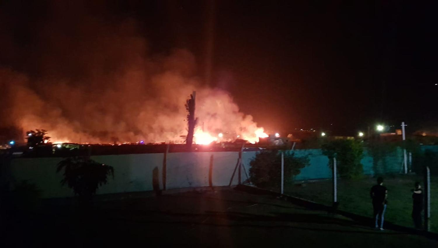 INCENDIO EN EL MANANTIAL. Se dio en una finca cerca del country La Arboleda. 