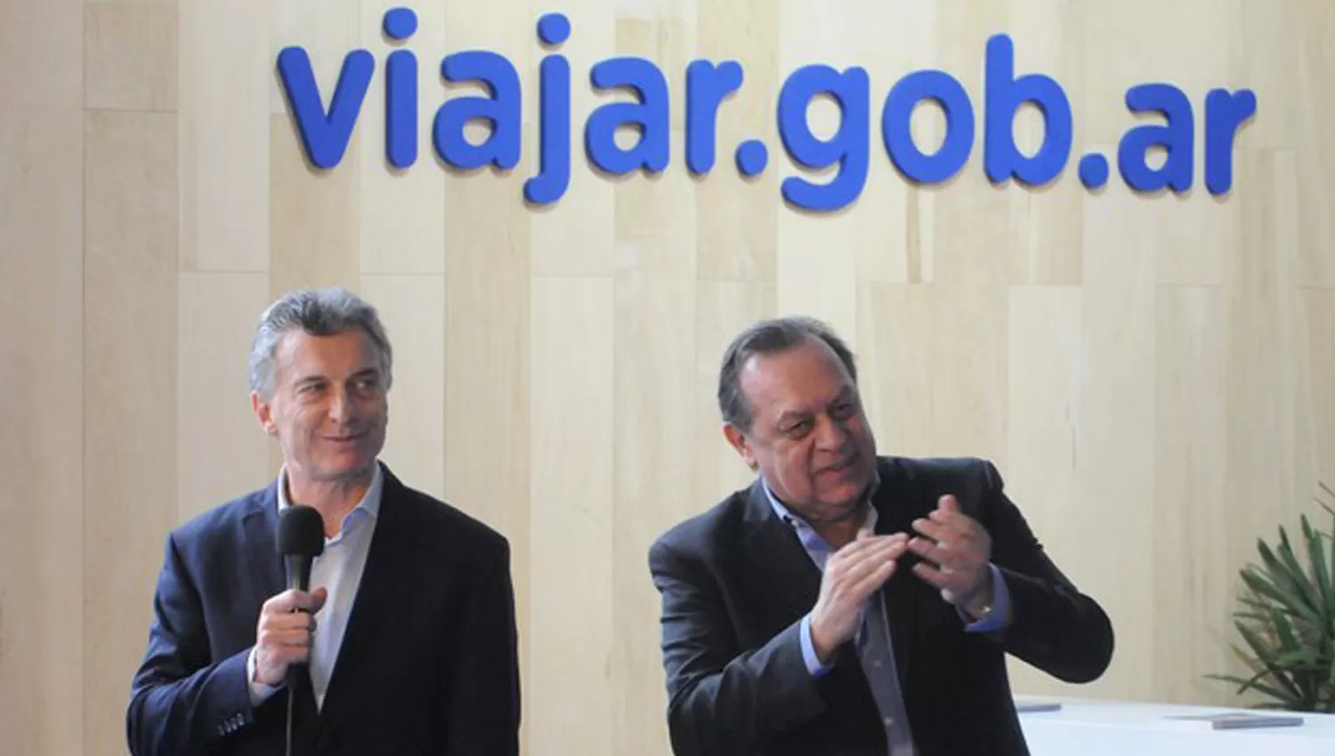 EN LA PRESENTACIÓN. El presidente, Mauricio Macri, y el secretario de Turismo, Gustavo Santos.