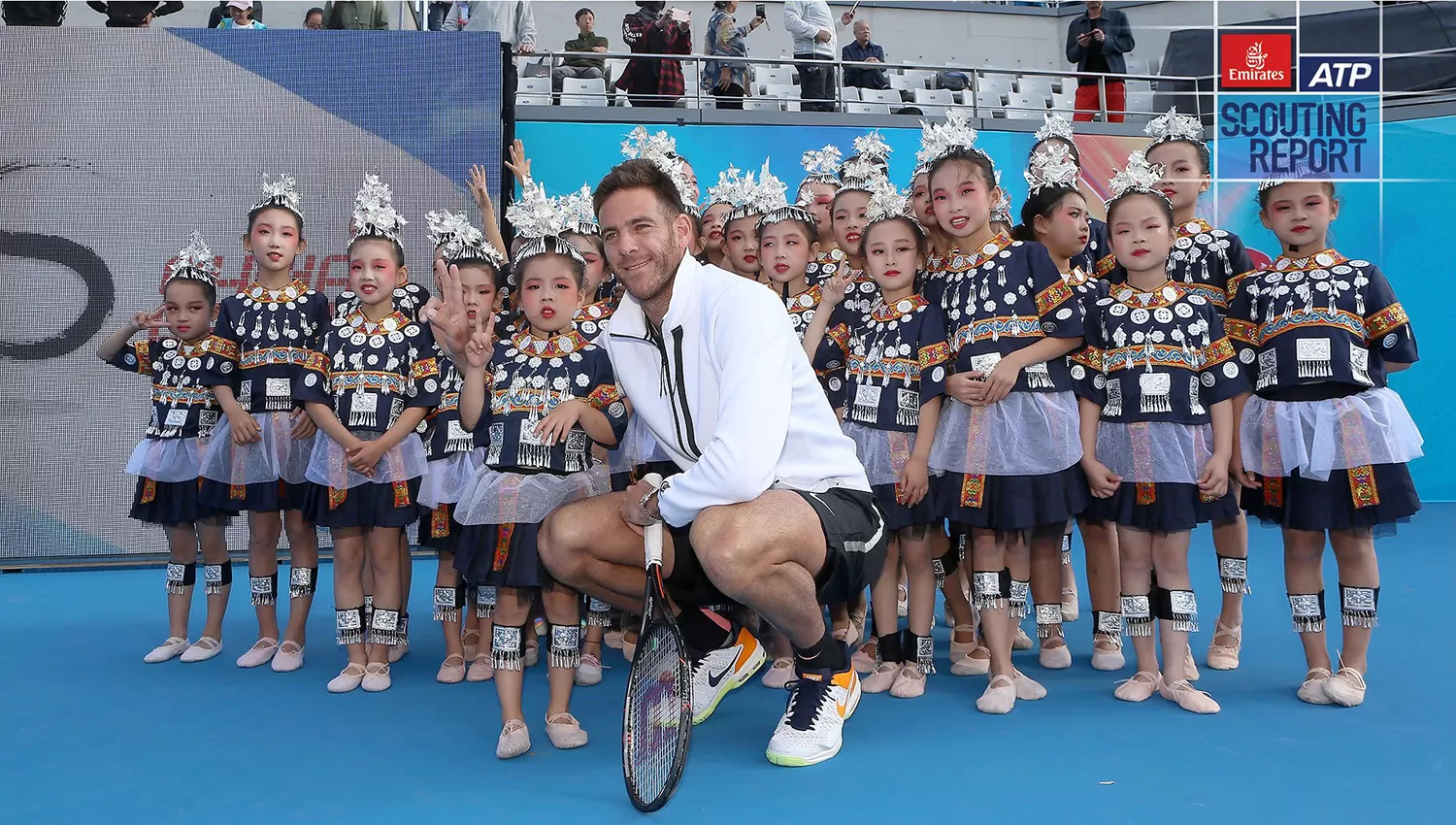Juan Martín del Potro posó junto a niñas chinas en la presentación del torneo. (FOTO TOMADA DE TWITTER @ATPWorldTour_ES)