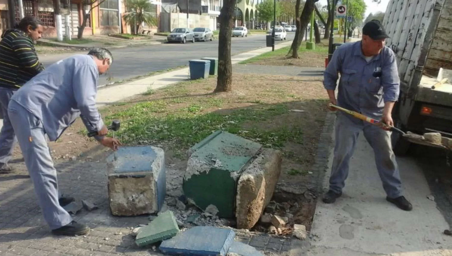 DESTROZADO. Así quedó el banco, que tuvo que ser arreglado por la Municipalidad. 