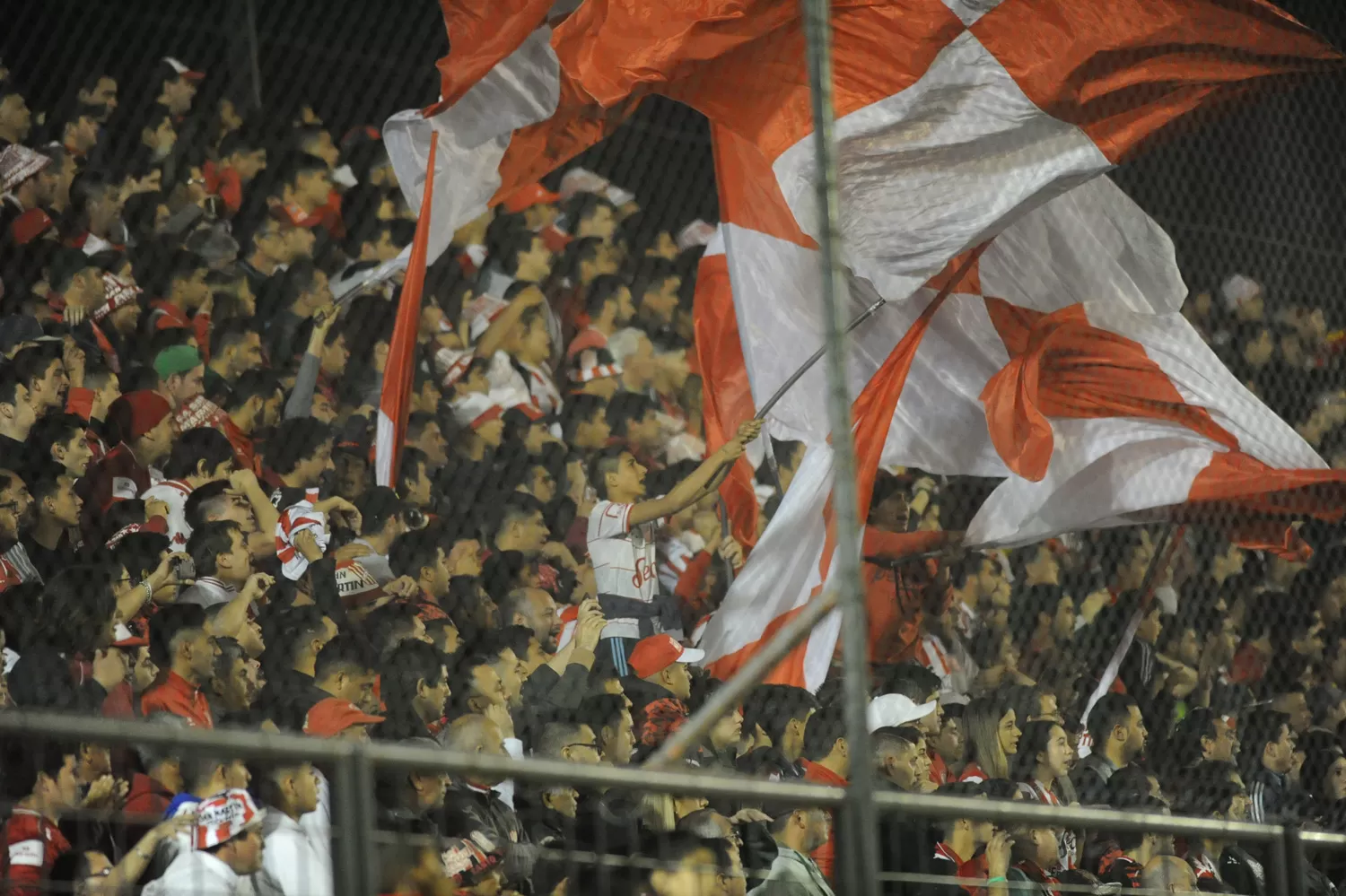PRESENTES. Los fanáticos de San Martín volvieron a demostrar su amor al club.