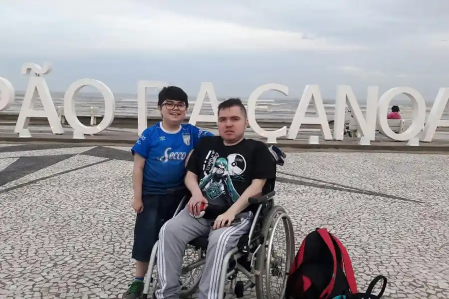 FIELES SEGUIDORES. Mauro y José Andrada, de la Agrupación Vayas donde vayas Atlético Tucumán.