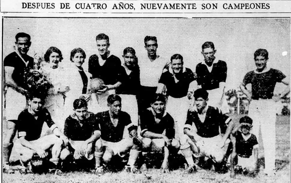 CAMPEÓN 1938. Este es el primer equipo de Central Norte que se alzó con la copa junto a dos hinchas mujeres.